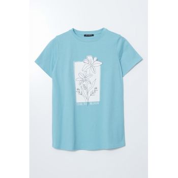 Tricou cu decolteu la baza gatului