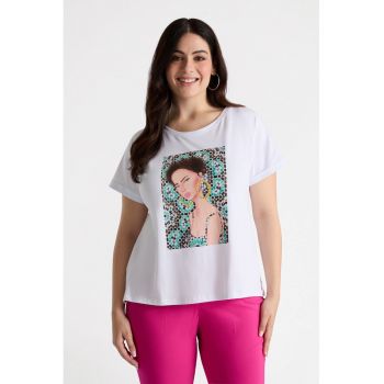 Tricou cu imprimeu grafic si decolteu la baza gatului