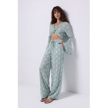 Pantaloni de trening cu imprimeu grafic si snur
