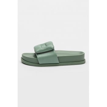 Papuci cu velcro si logo metalic