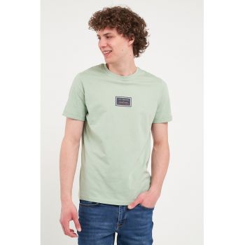 Tricou cu decolteu la baza gatului si detaliu cu imprimeu