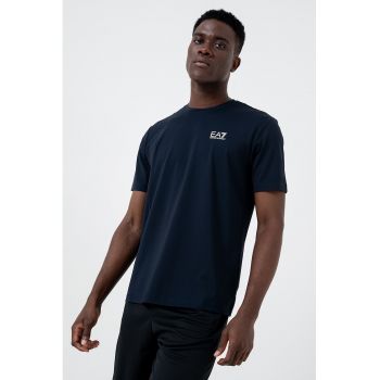 Tricou cu decolteu la baza gatului si detaliu logo