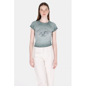 Tricou cu decolteu la baza gatului si imprimeu grafic