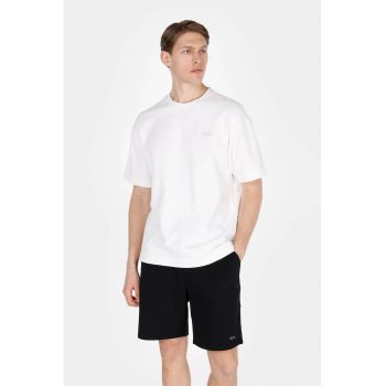 Tricou cu decolteu la baza gatului si imprimeu text
