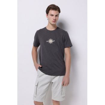 Tricou cu detaliu brodat si decolteu la baza gatului