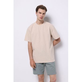 Tricou lejer cu decolteu la baza gatului si model uni