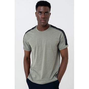 Tricou regular fit cu decolteu la baza gatului