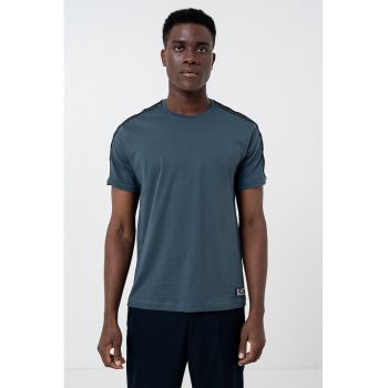 Tricou regular fit cu decolteu la baza gatului