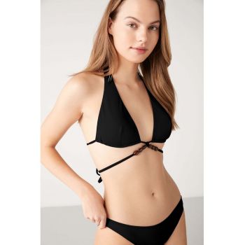 Costum de baie cu cupe triunghiulare si margele decorative
