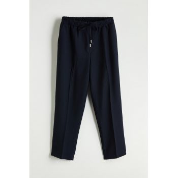 Pantaloni conici cu buzunare laterale
