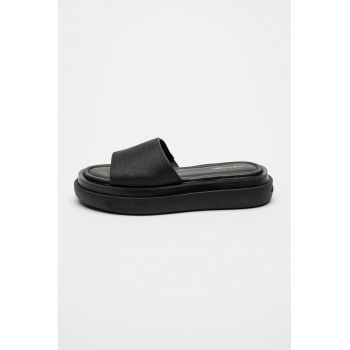 Papuci cu talpa flatform si model monograma