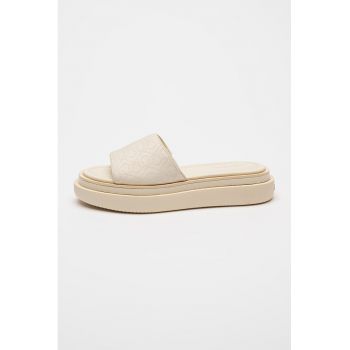 Papuci cu talpa flatform si model monograma