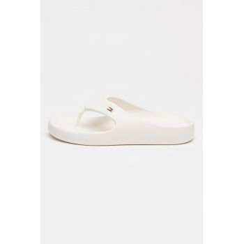 Papuci flip-flop cu detaliu logo
