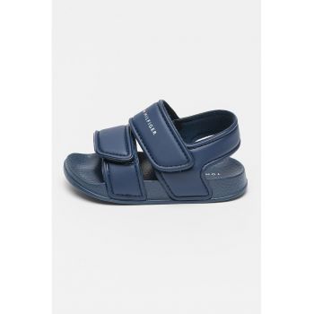 Sandale din piele ecologica cu inchidere velcro Sandale din piele ecologica cu inchidere velcro