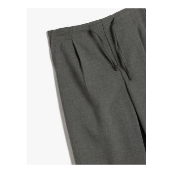 Pantaloni cu croiala ampla si snur de ajustare