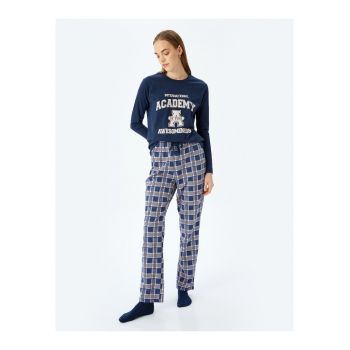 Pijama lunga cu model in carouri si imprimeu text