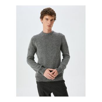 Pulover slim fit cu decolteu la baza gatului