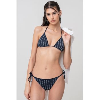 Sutien de baie cu cupe triunghiulare