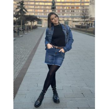 Fusta albastra de blugi cu curea maro