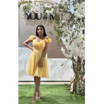 Rochie galbena scurta cu flori aplicate pe umar