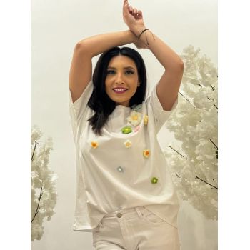 Tricou alb bumbac cu flori multicolore crosetate