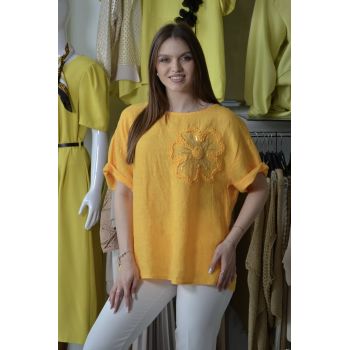 Bluza galbena cu floare in piept si paiete