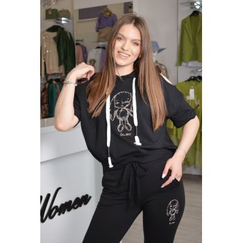 Bluza neagra cu gluga si iepuras brodat