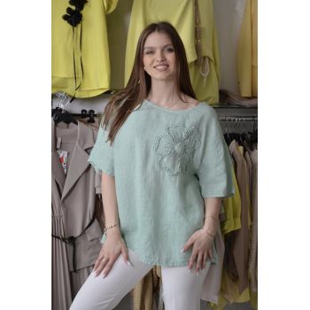 Bluza turcoaz cu floare in piept si paiete