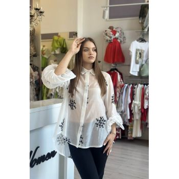 Camasa alba cu floricele negre brodate si volane la maneci