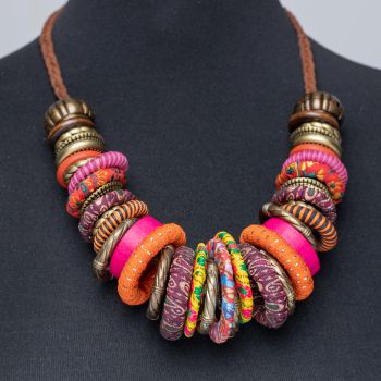 Colier fucsia-multicolor cu anouri din lemn si metal