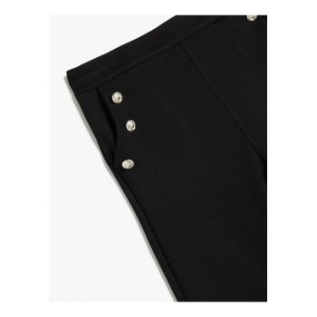 Pantaloni cu nasturi decorativi