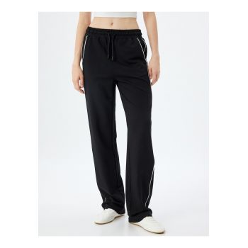 Pantaloni de trening cu snur si buzunare laterale