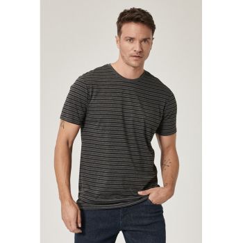 Tricou cu decolteu la baza gatului si dungi