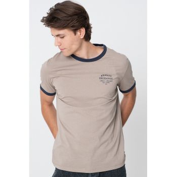 Tricou cu decolteu la baza gatului
