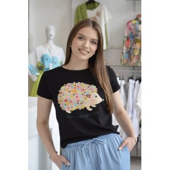 Tricou negru din bumbac cu imprimeu arici acoperit cu flori si pietricele