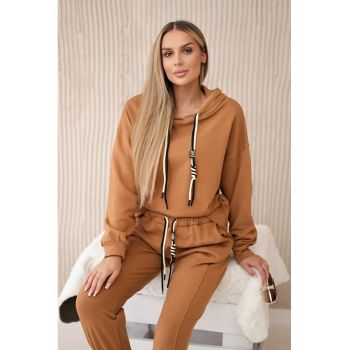 Set de imbracaminte sport cu accente contrastante -
