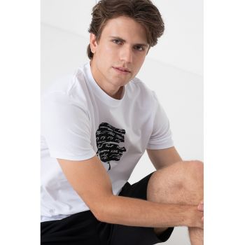 Tricou cu decolteu la baza gatului si imprimeu logo