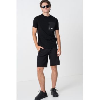 Tricou regular-fit cu decolteu la baza gatului