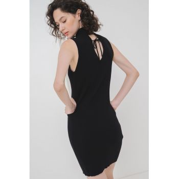 Rochie cambrata cu guler turtleneck