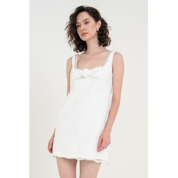 Rochie mini cu detalii brodate cu aplicatie cu funda