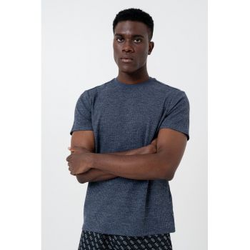Tricou cu decolteu la baza gatului