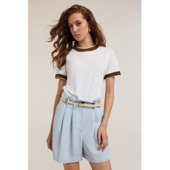 Tricou cu decolteu la baza gatului si garnituri contrastante