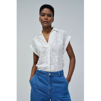 Bluza cu aplicatii florale si maneci scurte