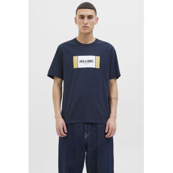 Tricou cu decolteu la baza gatului si imprimeu logo