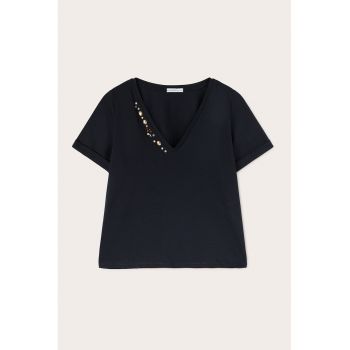 Tricou cu strasuri si decolteu in V