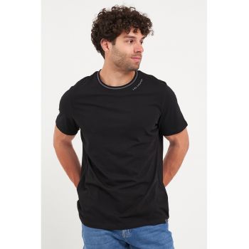 Tricou cu decolteu la baza gatului si imprimeu logo discret