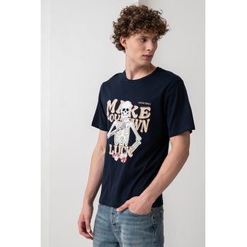 Tricou cu decolteu la baza gatului si imprimeu