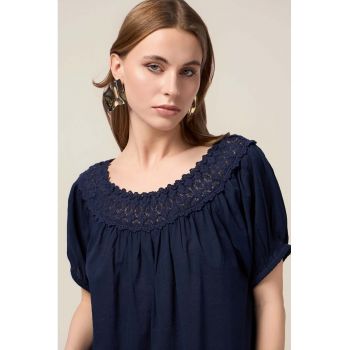 Bluxza cu maneci scurte si decolteu de dantela