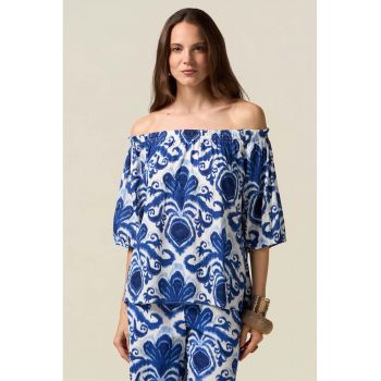 Bluza cu model si decolteu pe umeri