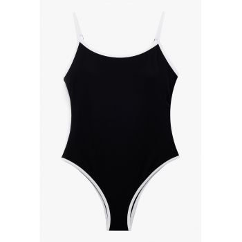 Costum de baie intreg cu terminatii contrastante